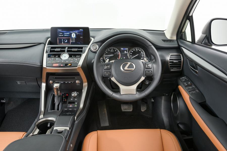 Торпедо Lexus NX300 2017 года  (ZA) (фото 17 из 27)
